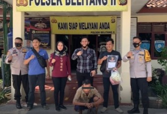 Tersangka (diborgol jongkok) saat diamankan. Foto: Aliwardana