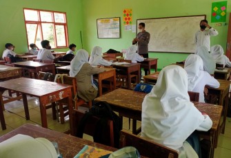 Kanit Bintibsos Sat Binmas Polres Majalengka Pantau Prokes di Madrasah Aliyah Al-Hadad