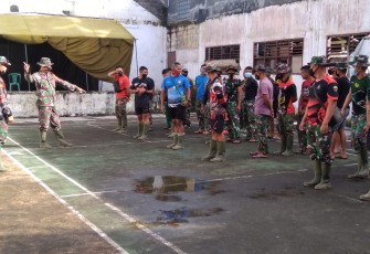 Dan SSK TMMD Lettu INF Jullen Tonny Kasiaheng saat pimpin apel pagi