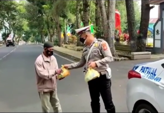 150 Nasi Kotak Hasil Sumbangan Anggota Polres Rejang Lebong Dibagikan Kepada Masyarakat