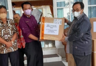 Bupati Pasaman Serahkan Bantuan Alkes ke RSUD Lubuk Sikaping
