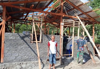 Opa Daniel salah satu warga yang rumahnya di kerjakan oleh satgas TMMD ke- 111 kodim 1310/Bitung
