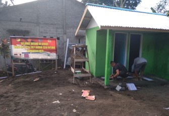 Satgas TMMD saat memasang teghel dan instalasi pipa