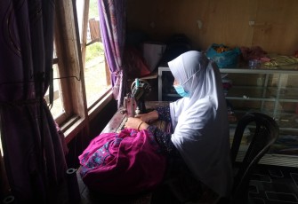 Salah Seorang Ibu Rumah Tangga di Singkil Rina Saat Sedang Menjalani Usaha Menjahit Dirumahnya