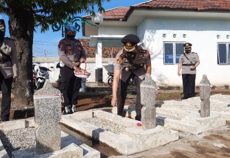 Kapolres Pekalongan Kota Pimpin Upacara Ziarah Tabur Bunga di TMP Prawiro Rekso Negoro Sambut Hari  Bhayangkara Ke 75