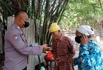 Melalui Sambang Bhabinkamtibmas Bagikan Masker Kepada Warga Binaan