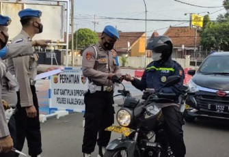 Pastikan Jadi Teladan, Sie Propam Polres Majalengka Periksa Kelengkapan Berkendara