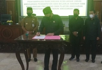 Ketua DPRD Kabupaten Karanganyar Bagus Selo menandatangani penyerahan rancangan nota kesepakatan KUA PPAS APBD Tahun 2022.