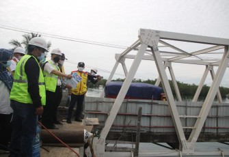 Gubernur Bengkulu Rohidin Mersyah didampingi Kepala Balai Pelaksanaan Jalan Nasional (BPJN) Bengkulu Ditjen Bina Marga M Diantoro Murod serta jajaran Dinas PU Provinsi Bengkulu, tinjau progres Pembangunan Duplikasi Jembatan Pulau Baai II Tahun 2021, Rabu (25/08).