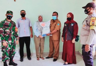 Pemerintah Kelurahan Kota Baru dan Kantor Pos  Salurkan Bantuan Beras ke 81 kepala keluarga