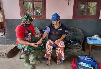 Serda Julhenri Gultom AMPd Kep saat berikan pelayanan kesehatan kewarga