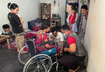 Sarmidah Mendapatkan Bantuan Kursi Roda Dari Baznas Pesawaran 