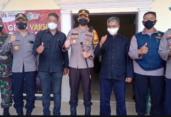 Bentuk Apresiasi, Kapolres Berikan Sembako Bagi Lansia Di Sucinaraja Garut