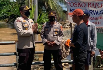 Wakapolres Bengkulu Bagikan Bantuan