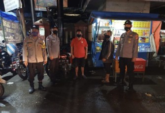 Kapolsek Kertajati - Polres Majalengka, Aksi Simpatik Melalui Bhabinkamtibmas Bagikan Masker dan Himbau Taat Prokes Kepada Warga