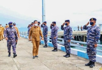 Gubernur prov Kepri Tinjau Pos TNI AL di Pulau Nipa Bersama Danrem 033/WP