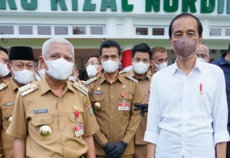 Bupati Asahan H. Surya (kiri) dan Presiden Republik Indonesia Ir. H. Joko Widodo 