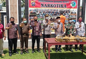 Pemusnahan 19 Paket Besar Narkotika Jenis Ganja Kering di halaman Polres Pasaman