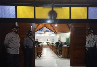 Sembari Jaga Warga Ibadah di Gereja, Polisi Imbau Prokes Covid-19
