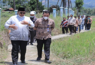 Bupati Benny Utama saat meninjau lokasi pembangunan Pabrik Pakan Ikan Mandiri