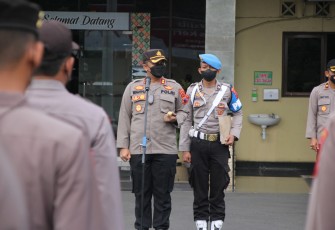 AKBP Wahyu Rohadi SIK, saat memimpin apel pagi di halaman Mapolres Pekalongan Kota.