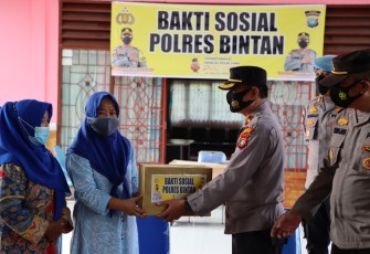 Panti Jompo Yayasan Rumah Bahagia Saat Menerima Bantuan Berupa Sembako Dari Polres BIntan