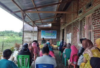 Dampingi Pembagian BLT DD, Babinsa Kodim Kendari Pastikan Warganya Merasa Aman Dan Nyaman