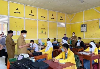  Gubernur Bengkulu Rohidin Mersyah meninjau pelaksanaan Pembelajaran Tatap Muka Terbatas (PTMT) 