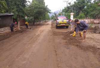  Polsek Kalidawir saat Bersama Warga Pagersari Tulungagung Bersihkan Sisa Lumpur
