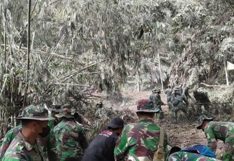 Tim Sigab PPPA Daarul Qur'an bersama TNI saat turun di Lumajang Sabtu (5/12) malam.