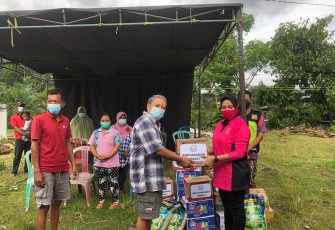 Kunjungi Posko Siaga Bencana, Bhayangkari Polres Bengkulu Bagikan Bantuan