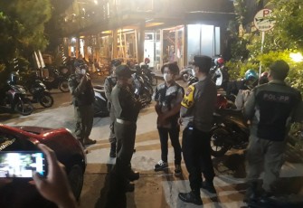 Anggota Polres Kendal laksanakan Operasi jam malam di tempat hiburan Kopi Sentet , Sabtu malam 6/11/2021
