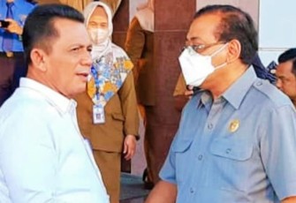 Gubernur Kepulauan Riau H. Ansar Ahmad saat menyambut langsung Ketua KI Pusat Donny Yoegiantoro di Bandara Raja Haji Fisabilillah Tanjungpinang, Selasa (19/07) sore. 