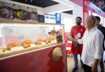 MenkopUKM Teten Masduki saat meninjau GoFood Culinary Bazaar, di kawasan Bali Collection, Nusa Dua, Bali, Senin (14/11).