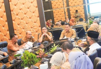Pj Sekda Kabupaten Bintan Roni Kartika saat memimpin rapat di Ruang Rapat Kantor Bupati Bintan