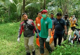 Mayat Tanpa Identitas Terapung di Sungai Cilemer saat dievakuasi
