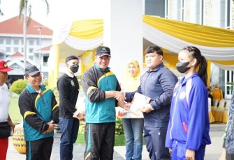 Wagub Rosjonsyah saat memberikan penghargaan bagi atlet olahraga berprestasi yang mengharumkan nama Provinsi Bengkulu.