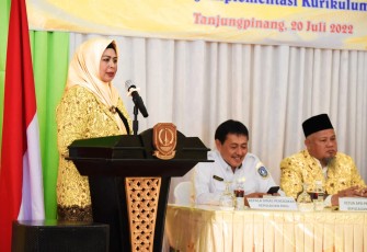 Pembina APSI Provinsi Kepri Hj. Dewi Kumalasari Ansar saat resmi membuka kegiatan Musyawarah Provinsi (MUSPROV) APSI ke-4 Provinsi Kepri tahun 2022 di SMK N 2, Tanjungpinang, Rabu (20/7). 