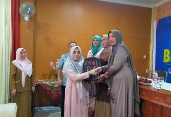 Wirausaha Pemula di Aceh Timur saat Dapat Bantuan Mesin Jahit dari Pokir Martini