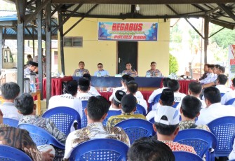 Kapolres Kaur Polda Bengkulu AKBP Dwi Agung Setyono, S.IK, MH, pagi hari kemarin Kamis (24/11) saat menggelar kegiatan inovasi pelayanan kepolisian yang diberi nama “BEGABUS” (Berdiskusi Gaet Aspirasi Beserta Usul dan Saran).