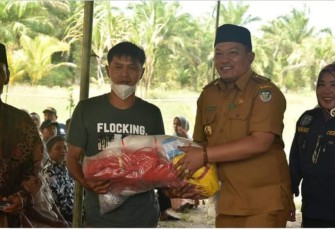 Bupati Seluma saat Beri Bantuan Sarpras Perikanan ke salah seorang warga Desa Rawa Indah 