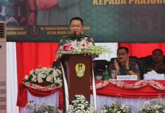 Kasad Jendral TNI Dudung Abdurachman, S.E.,M.M., saat beri pengarahan di Mako Yonif Raider 631/Antang, Minggu (17/7). 