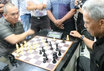 Kapolres Rejang Lebong Polda Bengkulu AKBP. Tonny Kurniawan, S.IK. saat turut main catur