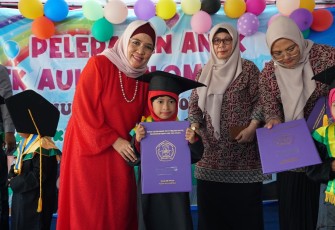  Bunda PAUD Provinsi Bengkulu Derta Wahyulin saat hadiri Wisuda Pelepasan Anak TK/PAUD Aulia Kelompok B, di PAUD Aulia, Jalan Meranti IV Rt.12 Sawah Lebar kota Bengkulu, Selasa (14/6).
