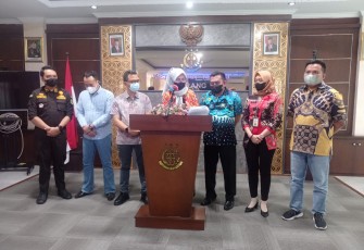Plh. Kepala Kejaksaan Negeri (Kejari) Serang Era Indah Soraya, S.H., M.H., didampingi oleh para Kasi dan Kasubag Pembinaan Kejaksaan Negeri Serang saat melakukan konferensi pers Jumat tanggal 30 Desember 2022.