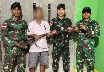 Satgas Pamtas Yonif 645/Gty saat menerima senpi rakitan warga perbatasan 