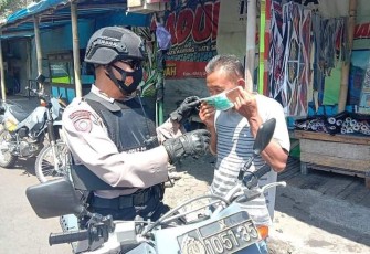 Aksi Pamor Keris Sat Samapta Polres Batu berikan masker masyarakat jelang Nataru, Selasa (20/12)