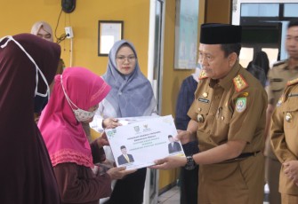 Sekda Hamka saat mendistribusikan zakat.