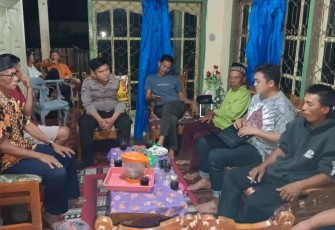 Polisi saat hadir memecahkan permasalahan di tengah masyarakat