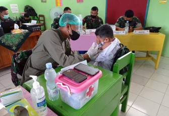 Pelaksanaan serbuan vaksinasi anak usia 6 - 11 tahun oleh Yonif MR 413/Bremoro Kostrad di salah satu  Sekolah Dasar (SD) di Desa Palur, Kecamatan Mojolaban, Kabupaten Sukoharjo